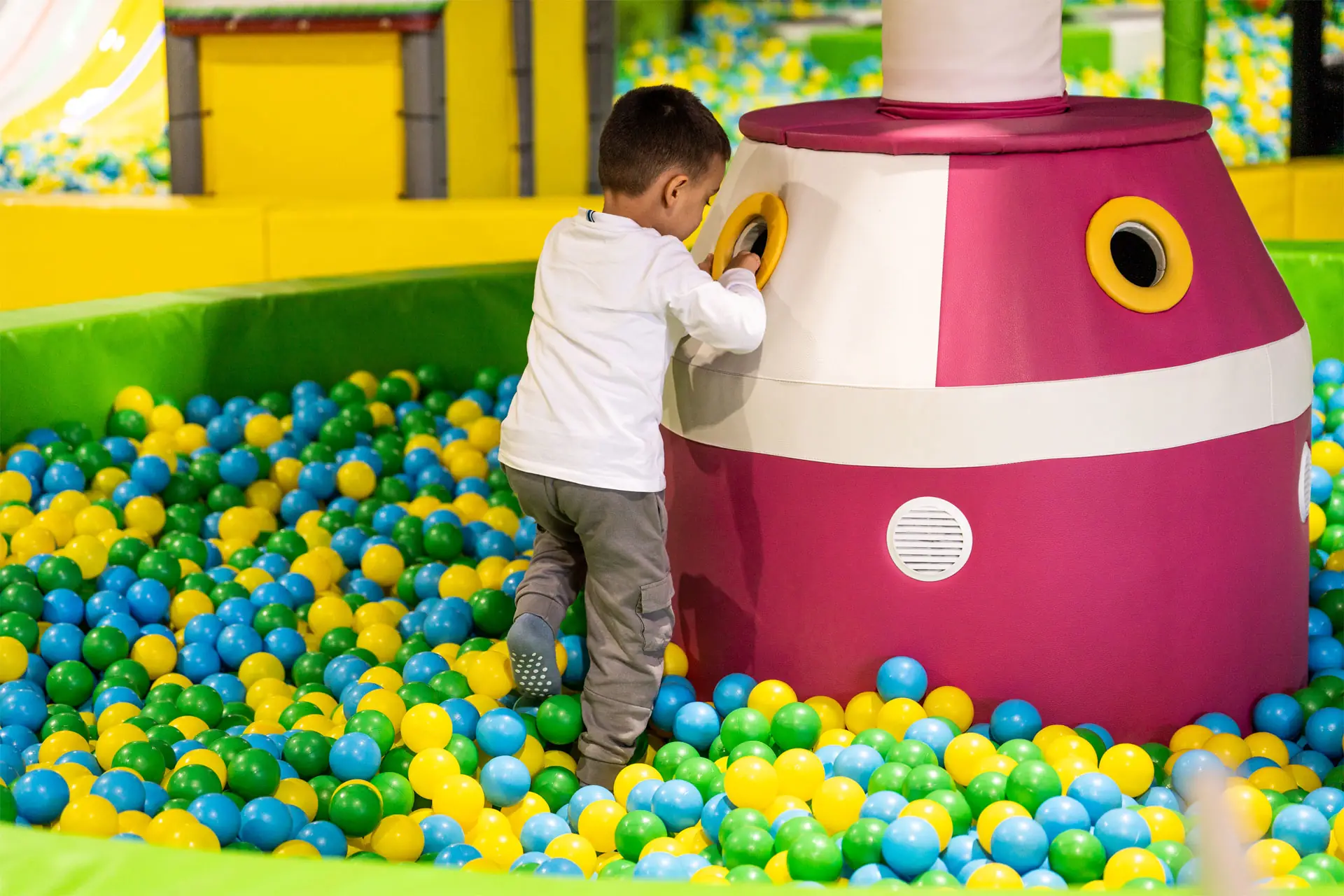 Атмосфера во Arena Restaurant & Playground — фотографија 12